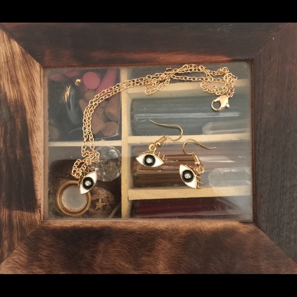 Beautiful set of eyes necklace and earrings - Picture 7 of 7